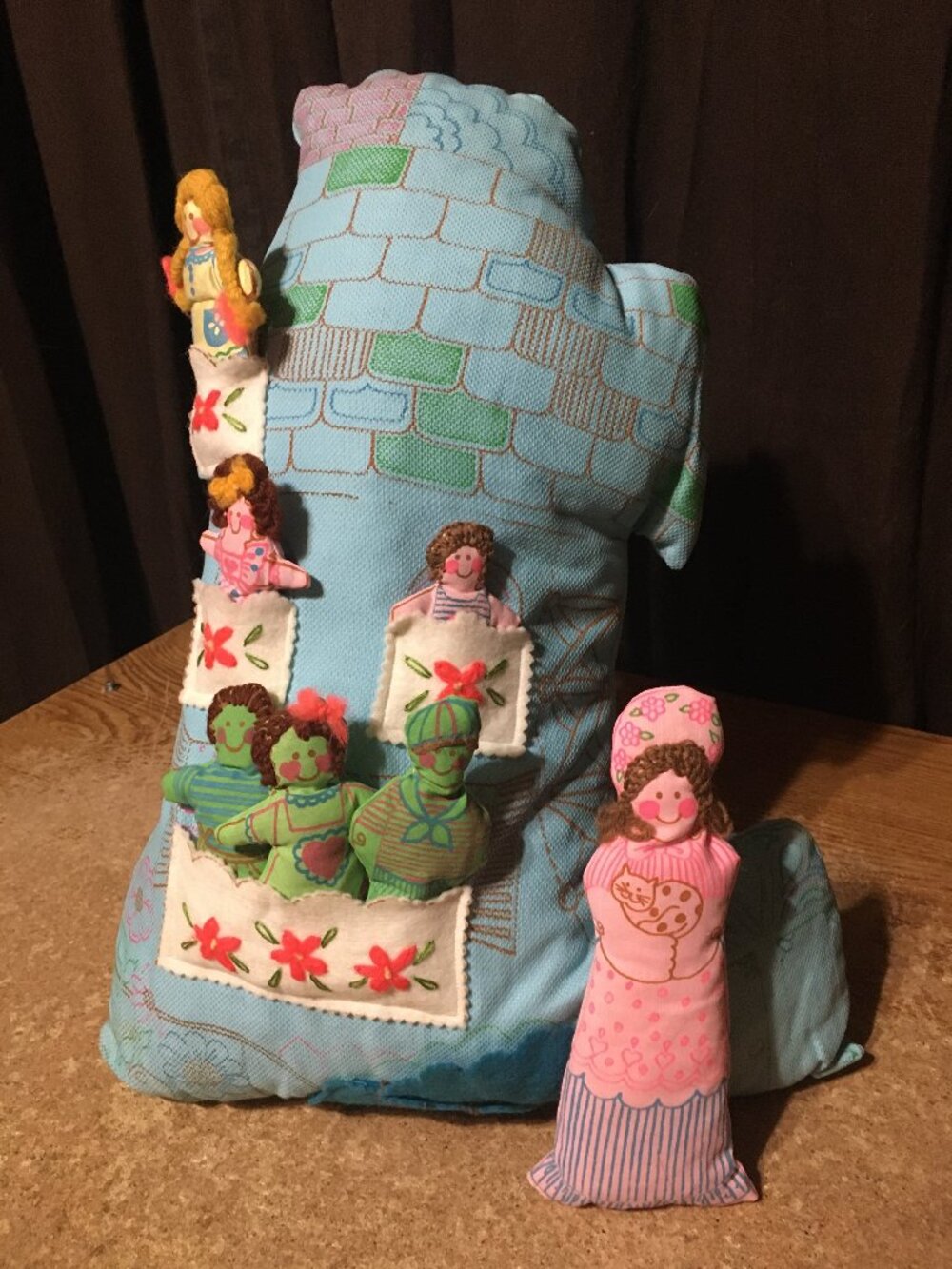 THE OLD WOMEN WHO LIVED IN A SHOE NURSERY RHYME PLUSH TOY WITH 6 CHILDREN